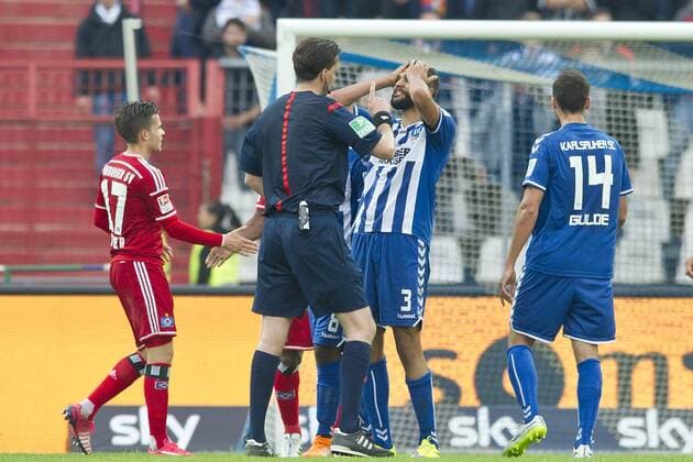 Schiedsrichter Manuel GRAEFE (Gräfe, 2.v.l.) mit erhobenem Zeigefinger gegen den KSC Spieler Daniel GORDON (KA), der nicht verstehen kann, dass Graefe in der Nachspielzeit einen Freistoss gibt, der dann auch zum 1:1 Ausgleich fuehren wird; umstrittene Schiedsrichter-Entscheidung; Fussball Bundesliga, Relegatiion, Rueckspiel, Karlsruher SC (KA) - Hamburger SV (HH) 1:2 n.Verl., am 01.06.2015 in Karlsruhe Deutschland.