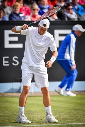- ROSMALEN, NETHERLANDS: Australian Lleyton Hewitt shows defeat during a first round game between between Australian Lleyton Hewitt and French Nicolas Mahut during the Topshelf Open ATP Tennis Herren tennis tournament in Rosmalen, the Netherlands, Tuesday 09 June 2015. LUCxCLAESSEN  x04639591x