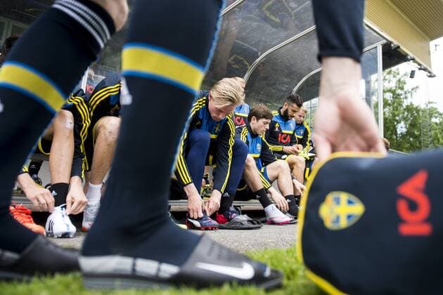 June 9, 2015 - Trelleborg, Sverige - 150609 Sweden s spelare knyter skorna inför en training den 9 juni 2015 ..Foto: PetterxArvidson BILDBYRAN kod PA 91158 News - June 9, 2015  - ZUMAb138