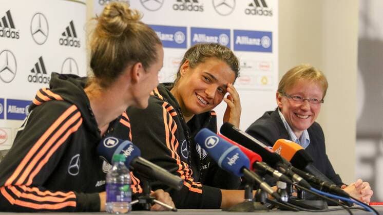 v.li.: Simone Laudehr (Deutschland), Dzsenifer Marozsan (Deutschland) und Annette Seitz (Pressesprecherin, DFB-Frauen) bei der Pressekonferenz, Freude, freundlich, fröhlich, strahlend, optimistisch, Fussball, FIFA Frauen-WM 2015, Pressekonferenz, xozx