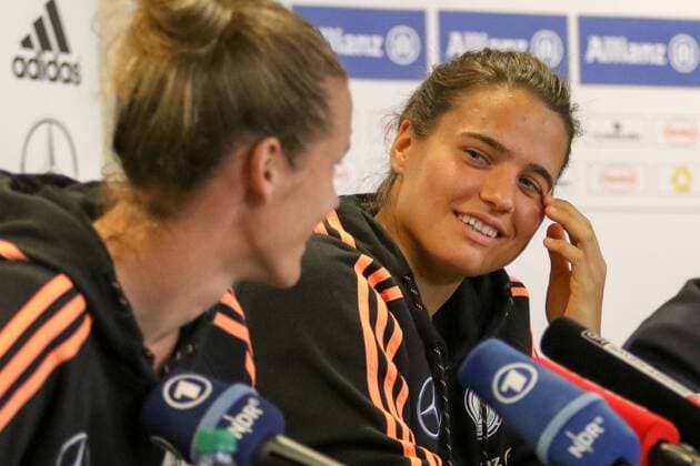 v.li.: Simone Laudehr (Deutschland), Dzsenifer Marozsan (Deutschland), Freude, freundlich, fröhlich, strahlend, optimistisch, Fussball, FIFA Frauen-WM 2015, Pressekonferenz, xozx