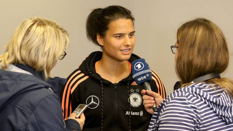 v.li.: Dzsenifer Marozsan (Deutschland) gibt der ARD (WDR) ein Interview, Hörfunk, Mikrofon, begehrte Gesprächspartnerin, Fussball, FIFA Frauen-WM 2015, Pressekonferenz, xozx