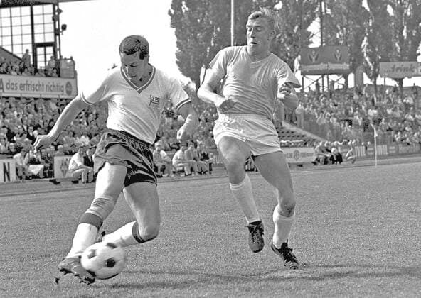 Aus 1. BL Saison 1965 66 Eintracht Braunschweig (helle Hose) gegen Tasmania Berlin 3:1 am 14.05.1966. BS Spieler re. ist Peter Kaack