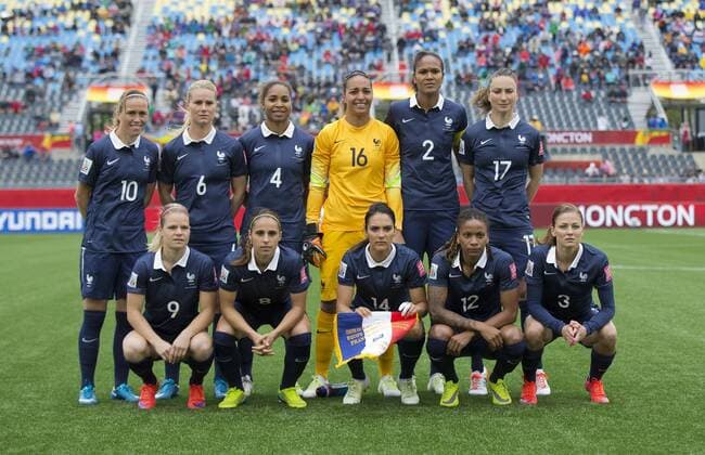 (150609) -- MONCTON, June 9, 2015 -- Players of France pose for a group photo before the group F match against England at the 2015 FIFA Women s World Cup in Moncton, Canada, June 9, 2015. France won 1-0. ) (SP)CANADA-MONCTON-FIFA WOMEN S WORLD CUP-GROUP F-FRANCE VS ENGLAND ZouxZheng 