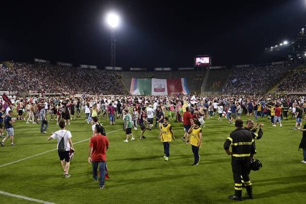 Aktuell Fußball, Italien, Serie B Playoffs, FC Bologna gelingt Wiederaufstieg in die Serie A Bologna, 09.06.2015 - Serie B 2014 2015 - FC Bologna vs Delfino Pescara 1936 - esultanza fine gara Bologna 