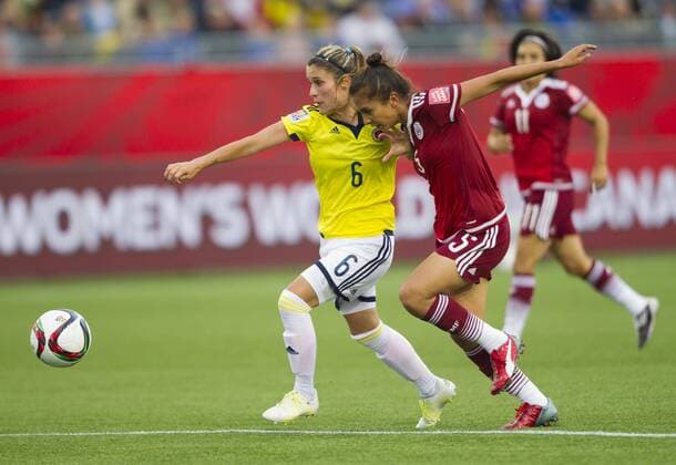 MONCTON, June 9, 2015 -- Daniela Montoya(L) of Colombia vies with Valeria Miranda(C) of Mexico during their group F match at the 2015 FIFA Women s World Cup in Moncton, Canada, June 9, 2015. The match ended in a 1-1 draw. ) (SP)CANADA-MONCTON-FIFA WOMEN S WORLD CUP-GROUP F-COLOMBIA VS MEXICO ZouxZheng 