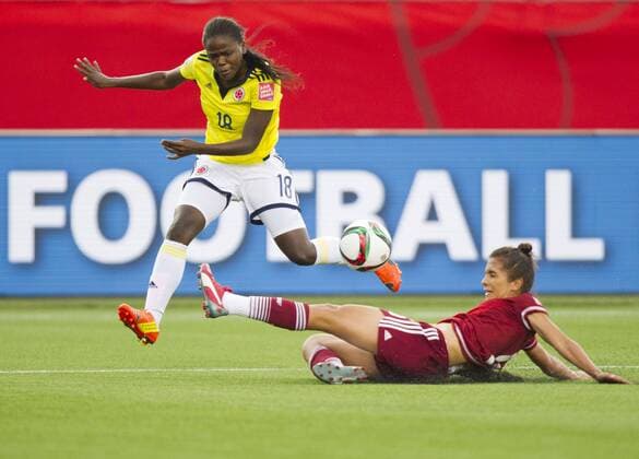 MONCTON, June 9, 2015 -- Yisela Cuesta(L) of Colombia passes the ball as Valeria Miranda of Mexico defends during their group F match at the 2015 FIFA Women s World Cup in Moncton, Canada, June 9, 2015. The match ended in a 1-1 draw. ) (SP)CANADA-MONCTON-FIFA WOMEN S WORLD CUP-GROUP F-COLOMBIA VS MEXICO ZouxZheng 