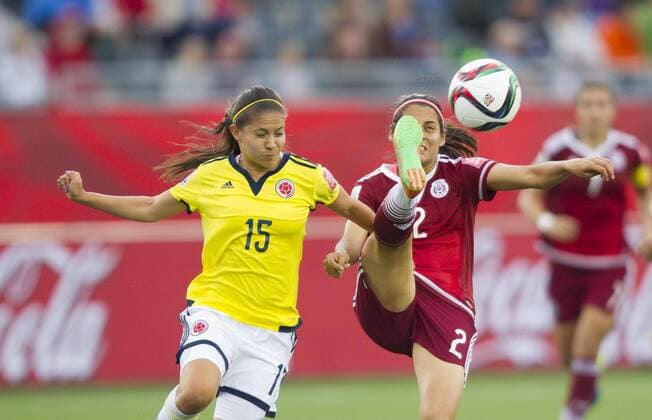 MONCTON, June 9, 2015 -- Tatiana Ariza(L) of Colombia vies with Kenti Robles of Mexico during their group F match at the 2015 FIFA Women s World Cup in Moncton, Canada, June 9, 2015. The match ended in a 1-1 draw. ) (SP)CANADA-MONCTON-FIFA WOMEN S WORLD CUP-GROUP F-COLOMBIA VS MEXICO ZouxZheng 