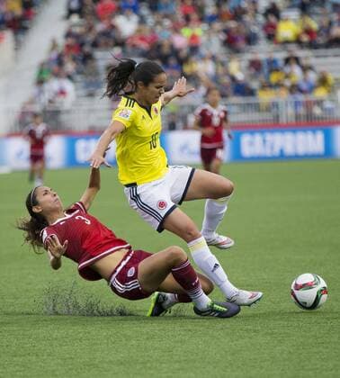 MONCTON, June 9, 2015 -- Lady Andrade of Colombia vies with Christina Murillo(L) of Mexico during their group F match at the 2015 FIFA Women s World Cup in Moncton, Canada, June 9, 2015. The match ended in a 1-1 draw. ) (SP)CANADA-MONCTON-FIFA WOMEN S WORLD CUP-GROUP F-COLOMBIA VS MEXICO ZouxZheng 