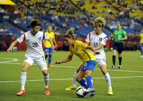 MONTREAL, June 9, 2015 -- Tamires (C) of Brazil vies for the ball during the group E match against South Korea at the 2015 FIFA Women s World Cup in Montreal, Canada, on June 9, 2015. Brazil won 2-0. ) (SP)CANADA-MONTREAL-FIFA WOMEN S WORLD CUP-BRAZIL VS SOUTH KOREA KadrixMohamed 