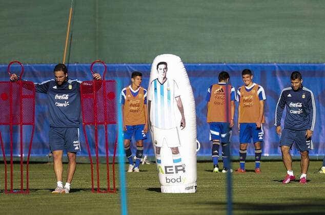 LA SERENA, June 9, 2015 -- Players of Argentina s national soccer team, take part in a training session, in La Serena, Chile, on June 9, 2015. Argentina will debut on the Copa America 2015 against Paraguay on June 13. Juan Roleri TELAM) (da) (SP)CHILE-LA SERENA-ARGENTINA-COPA AMERICA-TRAINING e TELAM 