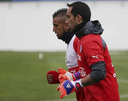 SANTIAGO, June 9, 2015 -- Arturo Vidal (L) and goalkeeper Claudio Bravo of Chile s national soccer team, take part in a training session in the Sports Complex Juan Pinto Duran, in Santiago city, capital of Chile, on June 9, 2015. Chile will face Ecuador in the opening match of the Copa America 2015 on June 11. Claudio Fanchi ) (da) (SP)CHILE-SANTIAGO-COPA AMERICA-TRAINING TELAM 