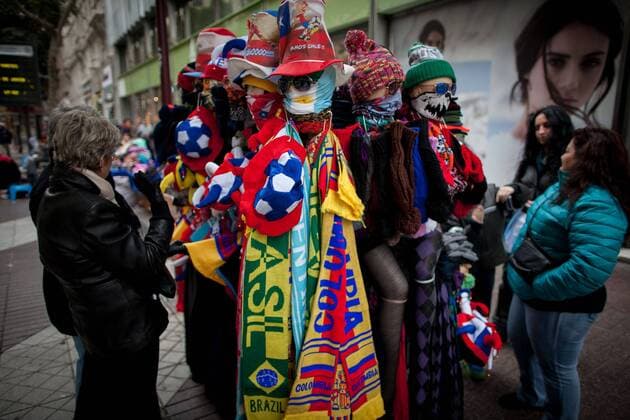 Residents watch promotional items of the Copa America 2015, in a street in downtown Santiago city, capital of Chile, on June 9, 2015. Santiago will be one of the host cities of the Copa America Chile 2015. (da) (SP)CHILE-SANTIAGO-COPA AMERICA-DAILY LIFE e PedroxMera 