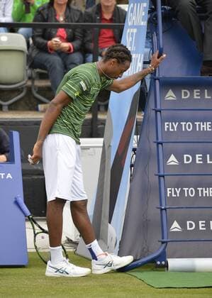Gael Monfils (FRA) verletzt Verletzung Dehnübungen 10.06.2015 Tennis Mercedes-Cup Stuttgart Weißenhof TC Weissenhof Mercedescup Mercedes Cup 06.06..-14.06.2015 Mercedes-Cup Stuttgart Weißenhof 2015