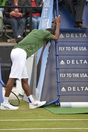 Gael Monfils (FRA) verletzt Verletzung Dehnübungen 10.06.2015 Tennis Mercedes-Cup Stuttgart Weißenhof TC Weissenhof Mercedescup Mercedes Cup 06.06..-14.06.2015 Mercedes-Cup Stuttgart Weißenhof 2015