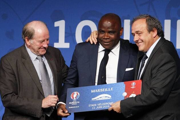Aktuell Fußball, EURO 2016, Pressekonferenz von UEFA-Präsident Platini zum Start des Kartenvorverkaufs Jacques LAMBERT ( President EURO 2016) Basile Boli ( represente Marseille ) et Michel Platini ( President UEFA ) - Pressekonferenz, 365 Tage bis zur Europameisterschaft, EURO 2016 - Paris - 10 06 2015 GwendolineLeGoff 
