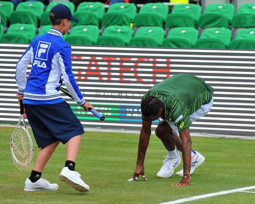 Gael MONFILS (FRA) kommt nach seinem Sturz wieder auf die Beine, ein Balljunge reicht Ihm seinen Schlaeger. Deutschland, Stuttgart: Tennis, MercedesCup 2015: 2. Runde am 10.06.2015, Center Court, TC Weissenhof.