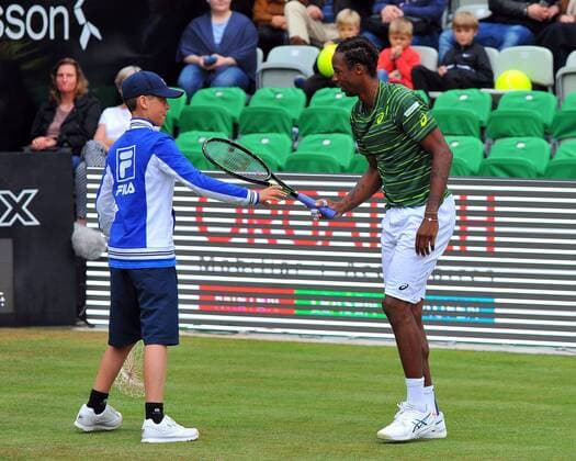 Gael MONFILS (FRA) kommt nach seinem Sturz wieder auf die Beine, ein Balljunge reicht Ihm seinen Schlaeger. Deutschland, Stuttgart: Tennis, MercedesCup 2015: 2. Runde am 10.06.2015, Center Court, TC Weissenhof.