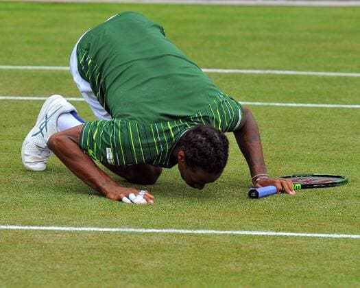 Gael MONFILS (FRA) bei der Rasenpflege, nachdem er seinen Schlaeger auf den Rasen geworfen hat. Deutschland, Stuttgart: Tennis, MercedesCup 2015: 2. Runde am 10.06.2015, Center Court, TC Weissenhof.