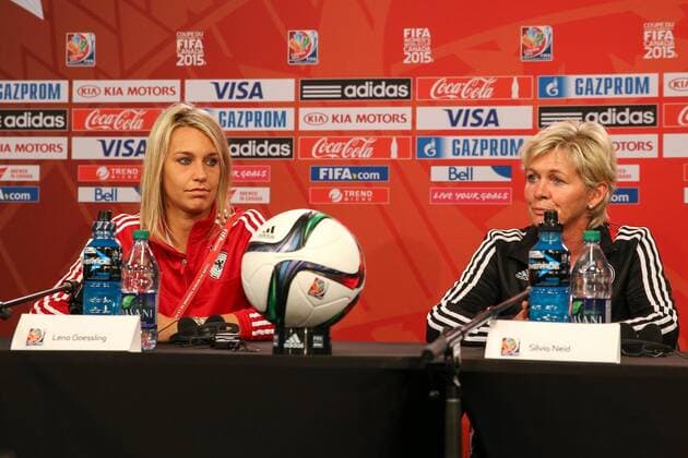 v.li.: Lena Goeßling ( Lena Goessling , Deutschland), Silvia Neid (Trainerin, Coach, Deutschland), vor dem Spiel Deutschland (Germany) gegen Norwegen (Norway, Norge), Fussball, FIFA Frauen-WM 2015, Pressekonferenz, xozx
