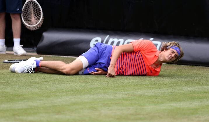 Stuttgart , Tennis Weissenhof Mercedes Cup 2015, Alexander Zverev (GER) am Boden