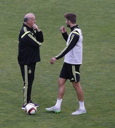 Aktuell Fußball, Training Nationalteam Spanien Entrenamiento de Espana en Las Rozas. Del Bosque habla con Pique. Spain s national team Nationalteam training session in Las Rozas. In this picture, Del Bosque speaks to Pique. xPABLOGARCIAx 