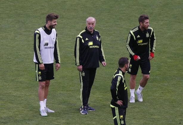 Aktuell Fußball, Training Nationalteam Spanien Entrenamiento de Espana en Las Rozas. Spain s national team Nationalteam training session in Las Rozas. In this picture, Del Bosque speaks to Pique and Sergio Ramos. xPABLOGARCIAx 