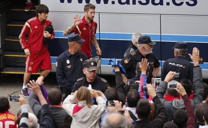 Aktuell Fußball, Training Nationalteam Spanien Entrenamiento de Espana en Las Rozas. Silva y Sergio Ramos. Spain s national team Nationalteam training session in Las Rozas. In this picture, Silva and Sergio Ramos. xPABLOGARCÃAx 