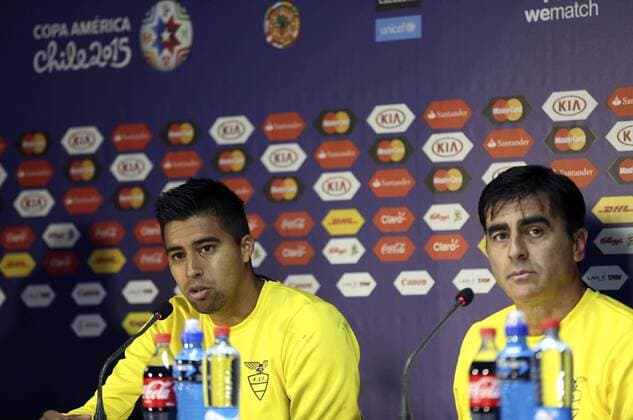 SANTIAGO, June 10, 2015 -- The coach Gustavo Domingo Quinteros (R) and the player Christian Noboa Tello of Ecuador s national team Nationalteam take part in a press conference PK Pressekonferenz prior to the opening game of 2015 Copa America against Chile, in Santiago, Chile, on June 10, 2015. The 2015 Copa America, will be held in Chile from June 11 to July 4. Claudio Fanchi ) (jp) (SP)CHILE-SANTIAGO-COPA AMERICA-ECUADOR-CONFERENCE TELAM 