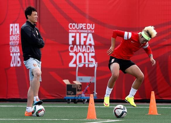 EDMONTON, June 10, 2015 -- Hao Wei (L), head coach of China, instructs a player during a training session at Clareview Field in Edmonton, Canada on June 10, 2015. Chinese women s national soccer team will play the Netherlands in the Group A match of 2015 FIFA Women s World Cup on Thursday. ) (SP)CANADA-EDMONTON-FIFA WOMEN S WORLD CUP-CHINA-TRAINING wangxlili 