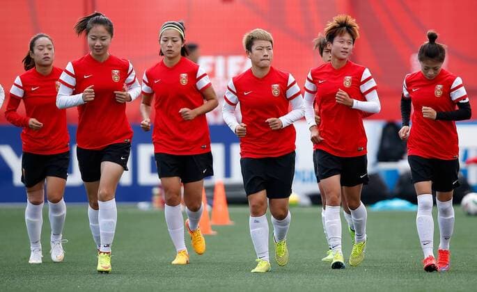 EDMONTON, June 10, 2015 -- Players of China attend a training session at Clareview Field in Edmonton, Canada on June 10, 2015. Chinese women s national soccer team will play the Netherlands in the Group A match of 2015 FIFA Women s World Cup on Thursday. ) (SP)CANADA-EDMONTON-FIFA WOMEN S WORLD CUP-CHINA-TRAINING wangxlili 