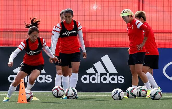 EDMONTON, June 10, 2015 -- China s Wu Haiyan (1st L) attends a training session at Clareview Field in Edmonton, Canada on June 10, 2015. Chinese women s national soccer team will play the Netherlands in the Group A match of 2015 FIFA Women s World Cup on Thursday. ) (SP)CANADA-EDMONTON-FIFA WOMEN S WORLD CUP-CHINA-TRAINING wangxlili 