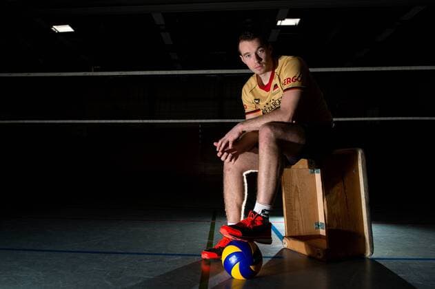 24.05.2015, Sportzentrum Westenfeld, Bochum Volleyball, Fotoshooting Nationalmannschaft Maenner Porträt, Portraet, Portrait Denis Kaliberda ( 6 GER) Out of the box