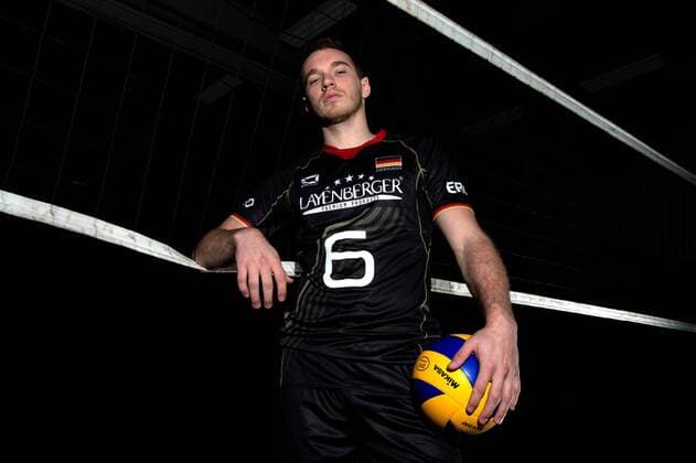 24.05.2015, Sportzentrum Westenfeld, Bochum Volleyball, Fotoshooting Nationalmannschaft Maenner Porträt, Portraet, Portrait Denis Kaliberda ( 6 GER) Out of the box