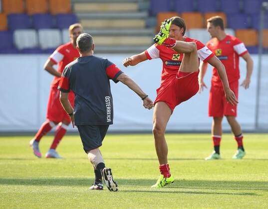 Aktuell Fußball, Training Nationalteam Österreich SOCCER - UEFA EURO EM Europameisterschaft Fussball 2016 quali, RUS vs AUT, preview VIENNA,AUSTRIA,11.JUN.15 - SOCCER - UEFA European Championship EM Europameisterschaft 2016, European Qualifiers, OEFB international match Länderspiel Russia vs Austria, preview, training of team AUT. Image shows athlete coach Roger Spry and Sebastian Proedl (AUT). GEPAxpictures xChristianxOrt