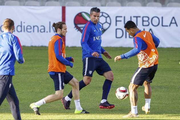 (L-R) Daley Blind of Holland, Robin van Persie of Holland, Memphis Depay of Holland during a training session prior to the UEFA EURO EM Europameisterschaft Fussball 2016 qualifying match between Latvia and The Netherlands on June 11, 2015 at the Skonto stadium in Riga, The Netherlands. Netherlands Training session in Riga 2014 2015 xVIxxIVx 3958180