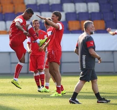 Aktuell Fußball, Training Nationalteam Österreich SOCCER - UEFA EURO EM Europameisterschaft Fussball 2016 quali, RUS vs AUT, preview VIENNA,AUSTRIA,11.JUN.15 - SOCCER - UEFA European Championship EM Europameisterschaft 2016, European Qualifiers, OEFB international match Länderspiel Russia vs Austria, preview, training of team AUT. Image shows Rubin Okotie, Markus Suttner, Sebastian Proedl and athlete coach Roger Spry (AUT). GEPAxpictures xChristianxOrt