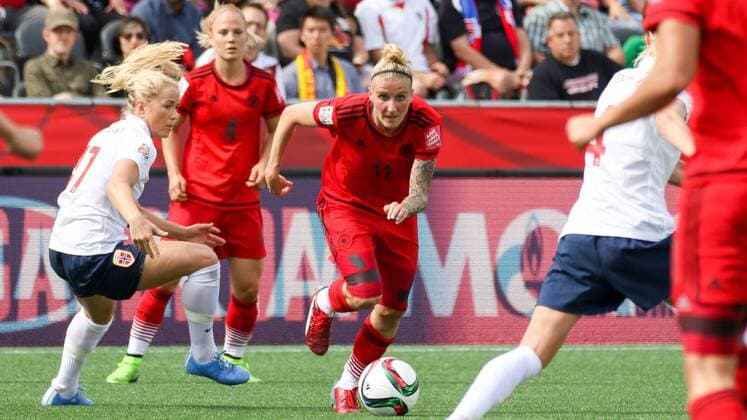 Aktuell Fußball, Damen WM in Kanada, Deutschland - Norwegen v.li.: Lene Mykjaland (NOR), Anja Mittag (Deutschland), Fussball, FIFA Frauen-WM 2015, Deutschland - Norwegen, xozx