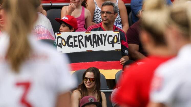 Aktuell Fußball, Damen WM in Kanada, Deutschland - Norwegen Go Germany Go, Fans mit Plakat, Fans, Publikum, Zuschauer, Stimmung, Atmosphäre, Stadion, Fussball, FIFA Frauen-WM 2015, Deutschland - Norwegen, xozx