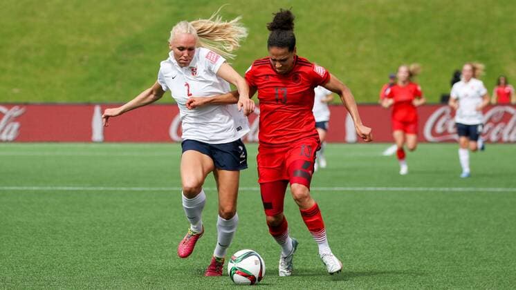 Aktuell Fußball, Damen WM in Kanada, Deutschland - Norwegen v.li.: Maria Thorisdottir (NOR), Celia Sasic (Deutschland), Zweikampf, Duell, duel, tackle, Dynamik, Action, Aktion, Fussball, FIFA Frauen-WM 2015, Deutschland - Norwegen, xozx