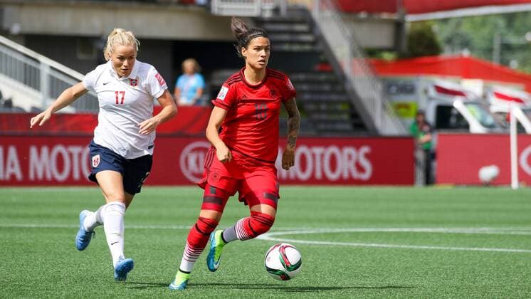 Aktuell Fußball, Damen WM in Kanada, Deutschland - Norwegen v.li.: Lene Mykjaland (NOR), Dzsenifer Marozsan (Deutschland), Fussball, FIFA Frauen-WM 2015, Deutschland - Norwegen, xozx