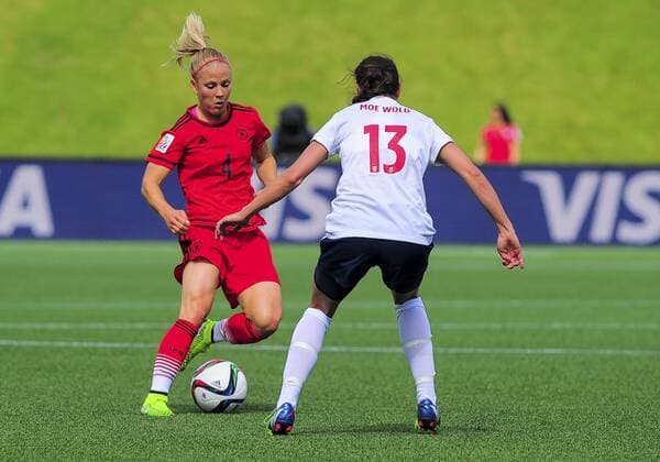 Aktuell Fußball, Damen WM in Kanada, Deutschland - Norwegen June 11, 2015 - Ottawa, Ontario, Canada - June 11, 2015: Defender Leonie Mairer ( 4) of Germany during the FIFA 2015 Women s World Cup Group B match between Germany and Norway at Lansdowne Stadium in Ottawa, Canada. Soccer: FIFA 2015 Women s World Cup Group B Match - Germany versus Norway. - ZUMAk120