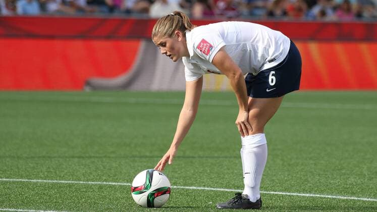 Maren Mjelde (NOR) legt sich den Ball zum Freistoß zurecht, der zum 1:1 führt, Fussball, FIFA Frauen-WM 2015, Deutschland - Norwegen, xozx