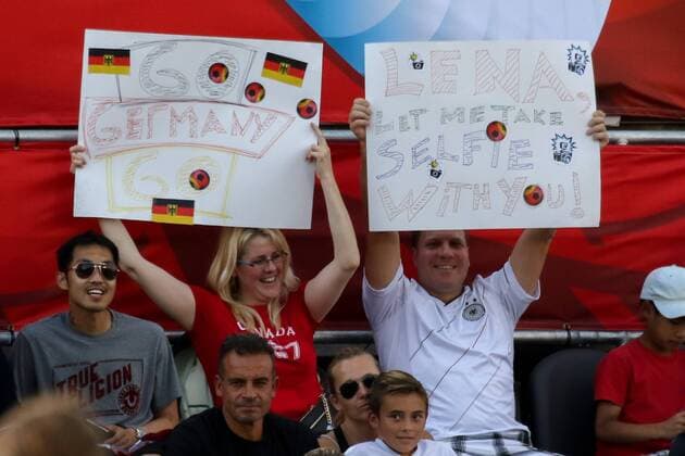 Go Germany Go, Lena letMe Take Selfie with you, Fans von Lena Goeßling ( Lena Goessling , Deutschland) halten Plakate hoch, Fans, Publikum, Zuschauer, Stimmung, Atmosphäre, Stadion, Fussball, FIFA Frauen-WM 2015, Deutschland - Norwegen, xozx