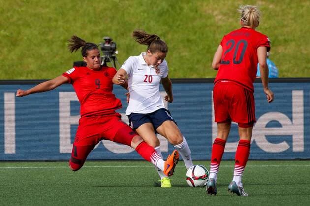 v.li.: Lena Lotzen (Deutschland), Emilie Haavi (NOR), Zweikampf, Duell, duel, tackle, Dynamik, Action, Aktion, Fussball, FIFA Frauen-WM 2015, Deutschland - Norwegen, xozx