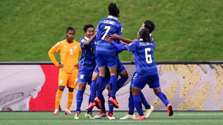 Spielerinnen aus Thailand jubeln über das Tor zum 1:1, Jubel, Torjubel, Torerfolg, celebrate the goal, goal, celebration, Jubel ueber das Tor, optimistisch, Action, Aktion, Fussball, FIFA Frauen-WM 2015, Elfenbeinküste - Thailand, xozx