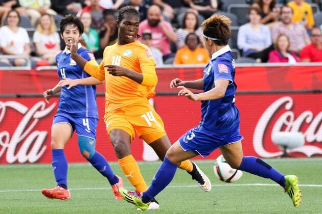 v.li.: Duangnapa Sritala (THA), Josee Nahi (CIV), Natthakarn Chinwong (THA), Fussball, FIFA Frauen-WM 2015, Elfenbeinküste - Thailand, xozx