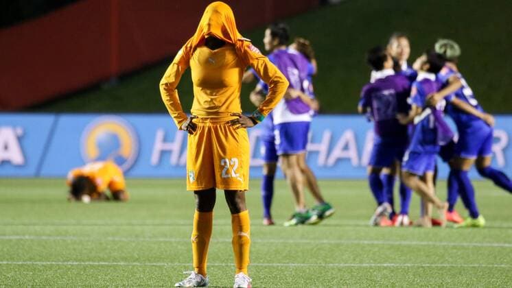 v.li.: Raymonde Kacou (CIV), enttäuscht schauend, Enttäuschung, Frustration, disappointed, pessimistisch, im Hintergrund jubelt das Team aus Thailand, Fussball, FIFA Frauen-WM 2015, Elfenbeinküste - Thailand, xozx