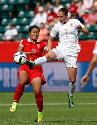(150611) -- EDMONTON, June 11, 2015 -- China s Liu Shanshan (L) vies with Manon Melis of the Netherlands during the Group A match between China and the Netherlands at Commonwealth Stadium in Edmonton, Canada, on June 11, 2015. ) (SP)CANADA-EDMONTON-FIFA WOMEN S WORLD CUP-CHN VS NED WangxLili 