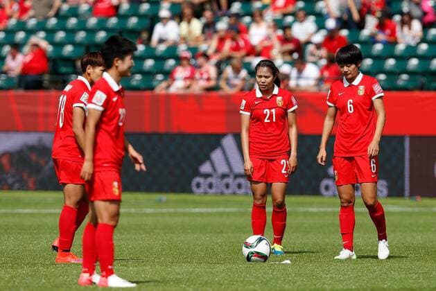 (150611) -- EDMONTON, June 11, 2015 -- China s Wang Lisi (2nd R) reacts before a free kick during the Group A match between China and the Netherlands at Commonwealth Stadium in Edmonton, Canada on June 11, 2015. ) (SP)CANADA-EDMONTON-FIFA WOMEN S WORLD CUP-CHN VS NED WangxLili 